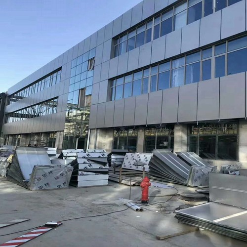 外幕墙铝單(dan)板優(you)于(yu)一(yi)般裝(zhuang)饰材(cai)料的(de)原因！