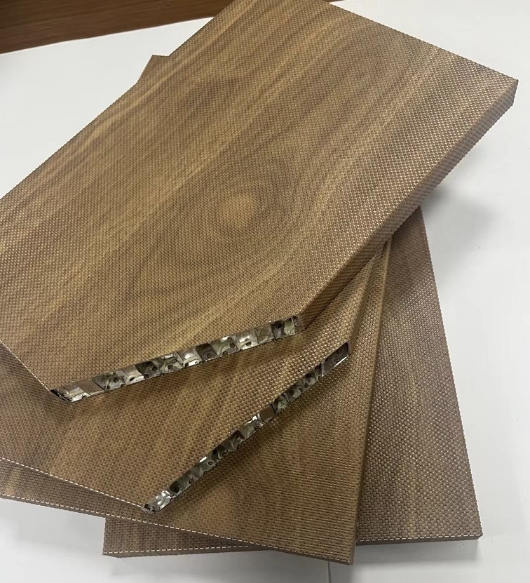 超微孔蜂窝铝板吸(xi)音板